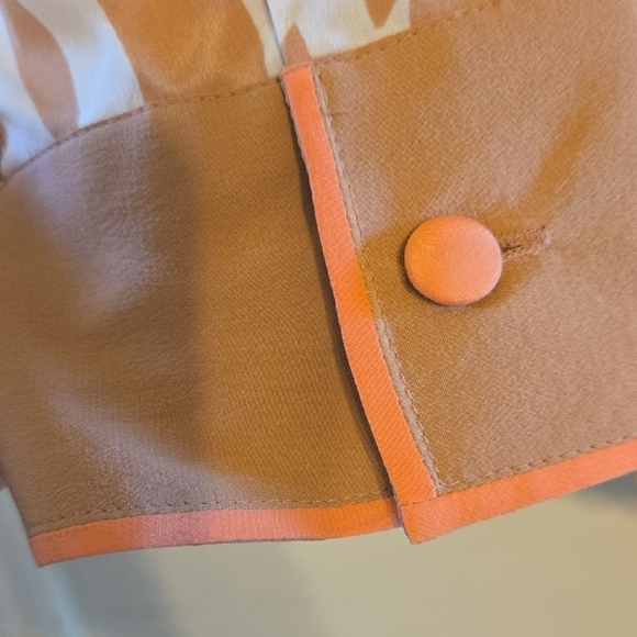 Vtg Bob Mackie Tan and White Blouse with Relaxed Fit. 2 Piece Set With Tank Top. - Picture 8 of 10